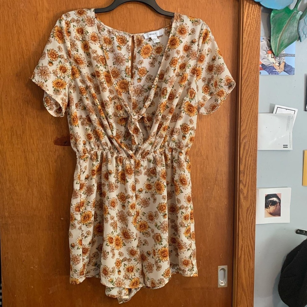 Adorable plus-size sunflower keyhole romper
Tag size 2X
Forever21